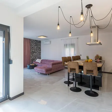 4 Bedroom Beautiful In 度假居