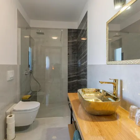 Amazing In With Sauna 度假居 罗维尼村