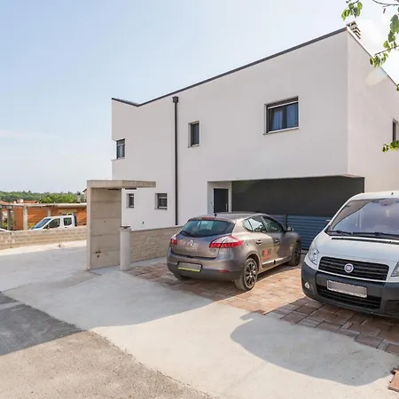4 Bedroom Beautiful In * 罗维尼村