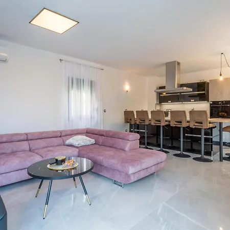 4 Bedroom Beautiful In *