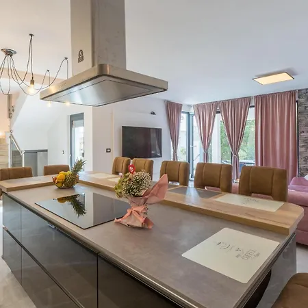 4 Bedroom Beautiful In Holiday home *