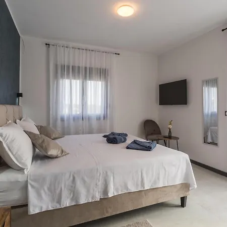 4 Bedroom Beautiful In Holiday home Rovinjsko Selo