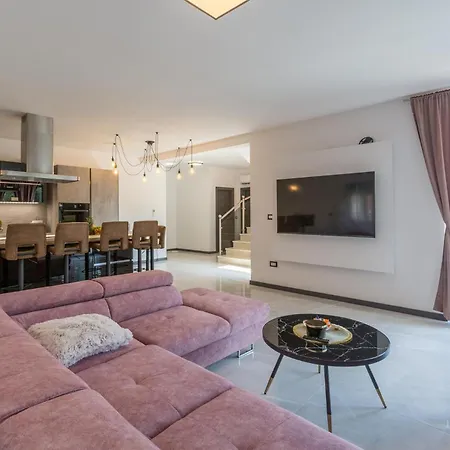 4 Bedroom Beautiful In * Rovinjsko Selo