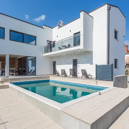 4 Bedroom Beautiful In