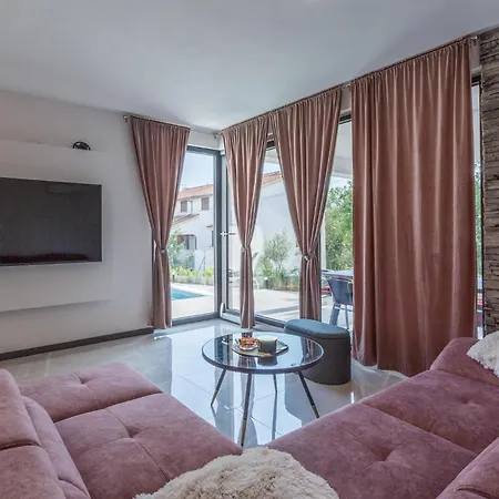 Holiday home 4 Bedroom Beautiful In Rovinjsko Selo
