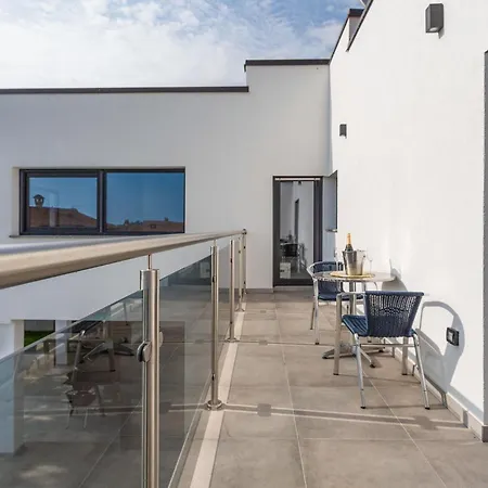 Gorgeous In * Ровиньско село