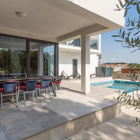 4 Bedroom Beautiful In Holiday home *